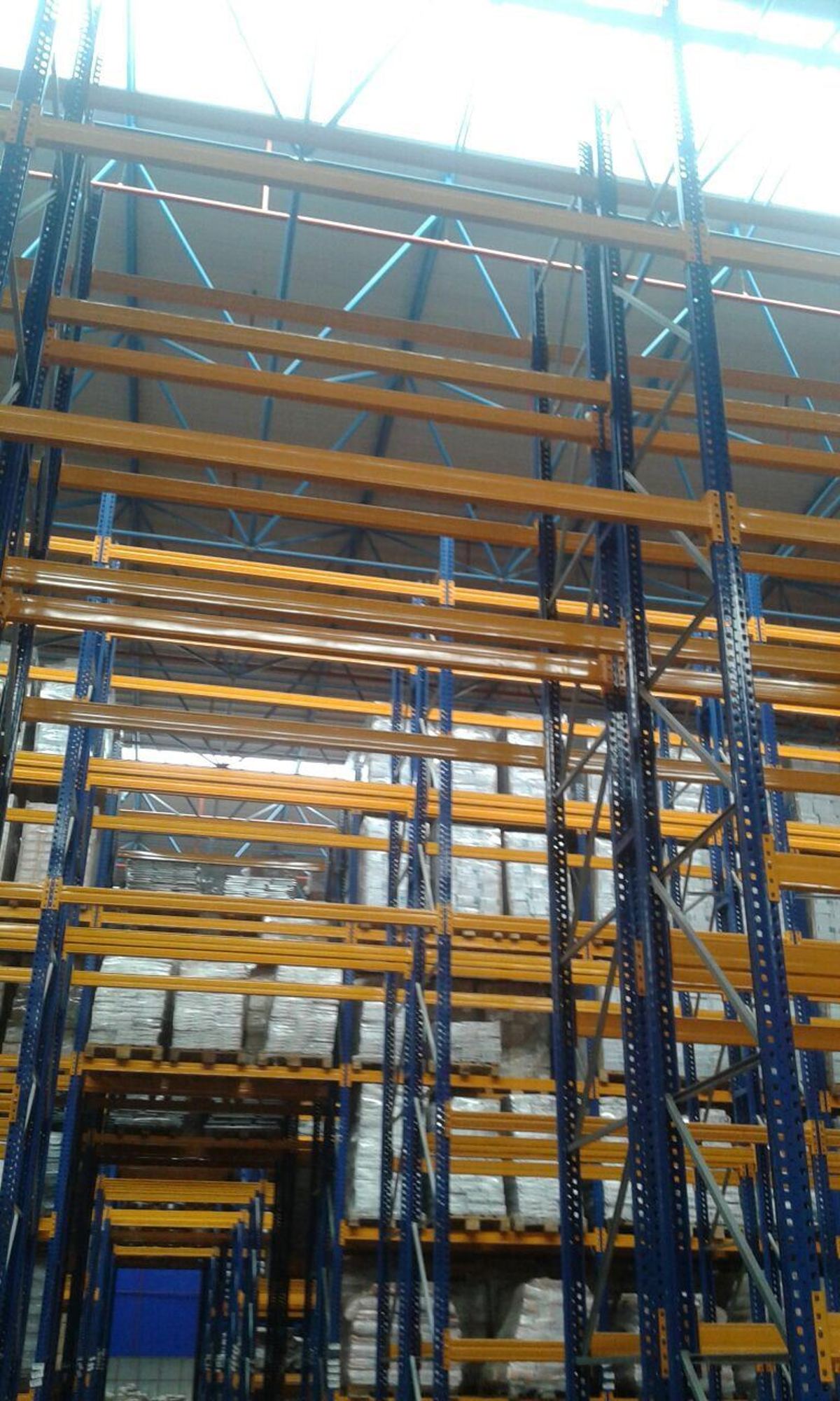 Aşağıdan yukarı bakışla çok katlı ikinci el palet rafı sistemi