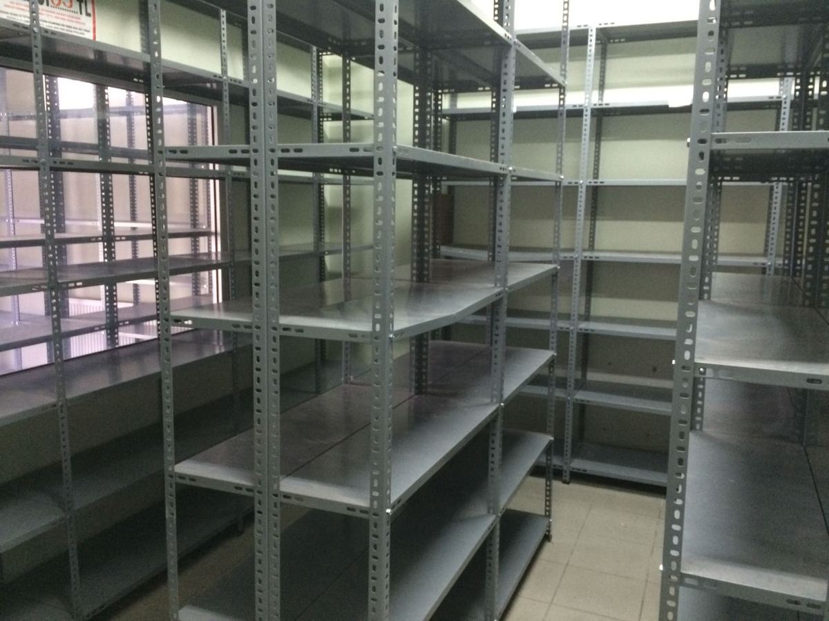 Pencere önünde kurulu, gözleri boş bekleyen ikinci el çelik arşiv rafı hattı