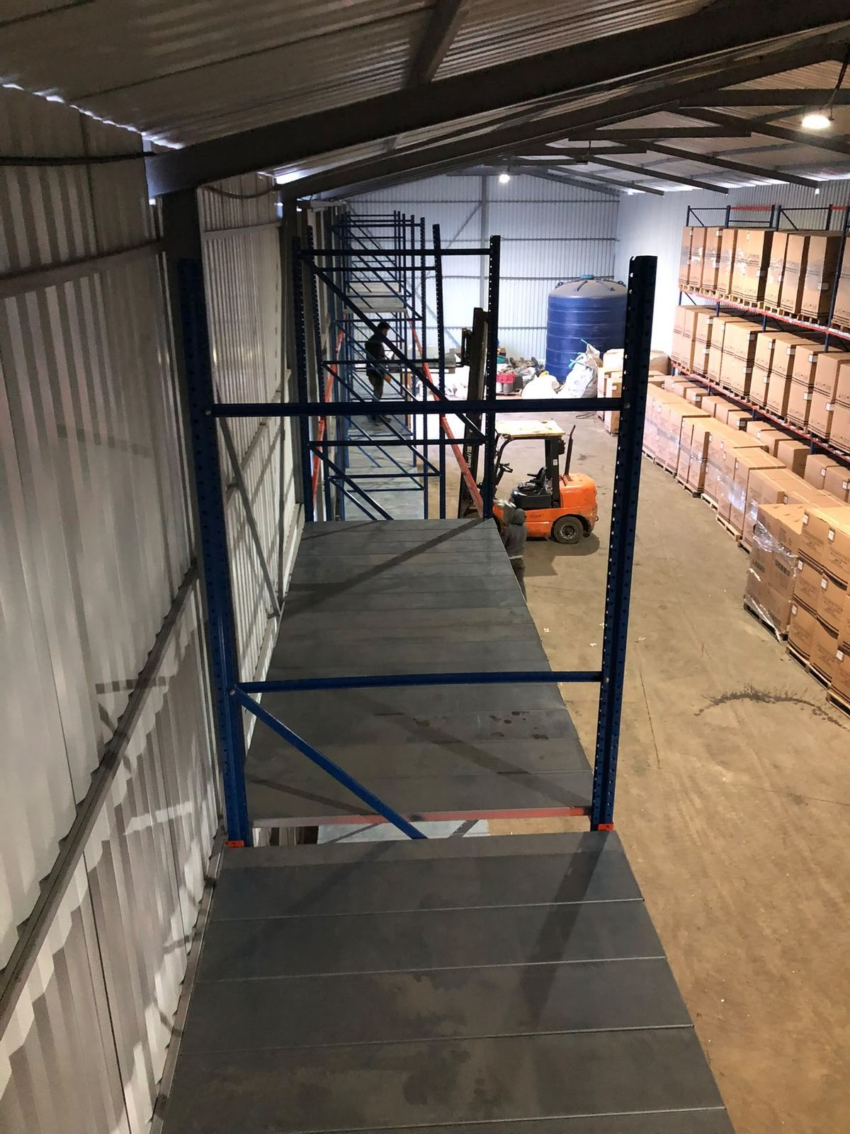 Bir depoda söküm için hazırlanmış tek raf çerçevesi, arkada forklift ve istiflenmiş malzeme