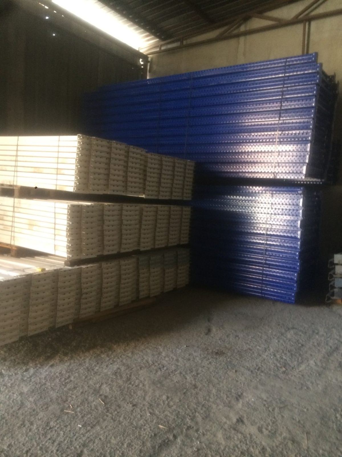 İkinci el raf ayakları ve galvaniz raf tablaları ayrı ayrı istiflenmiş