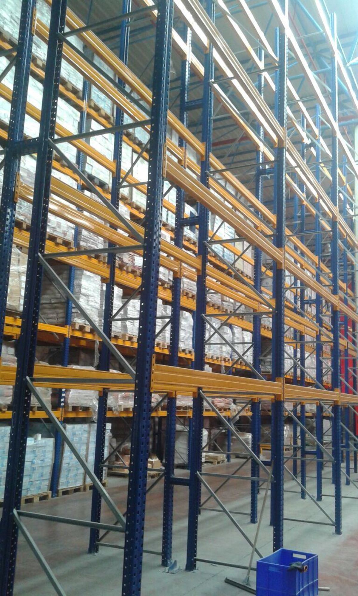 Bir depoda kurulu, çok katlı ikinci el palet rafı hatları