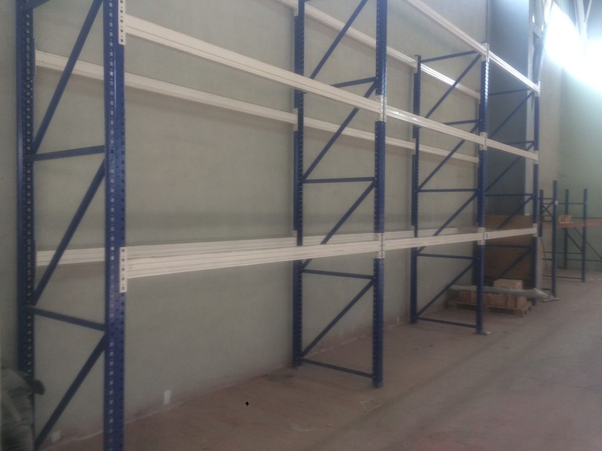 Yeni yerinde henüz yüklenmemiş, boş ikinci el depo rafı sırası