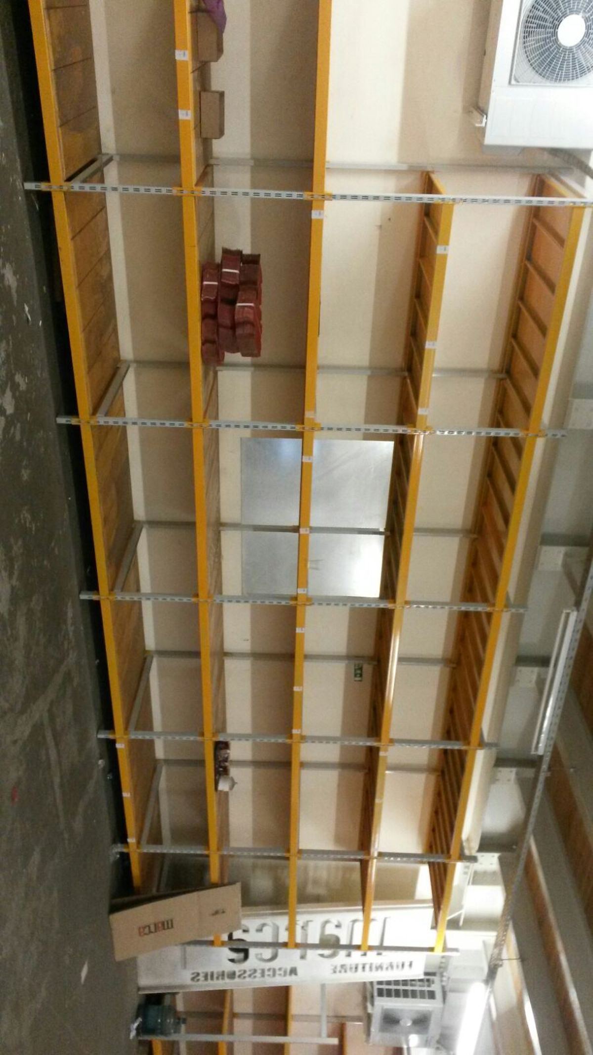 Raf hattının üst katı ile depo tavanı arasında kalan boşluk ve tavandaki tesisat