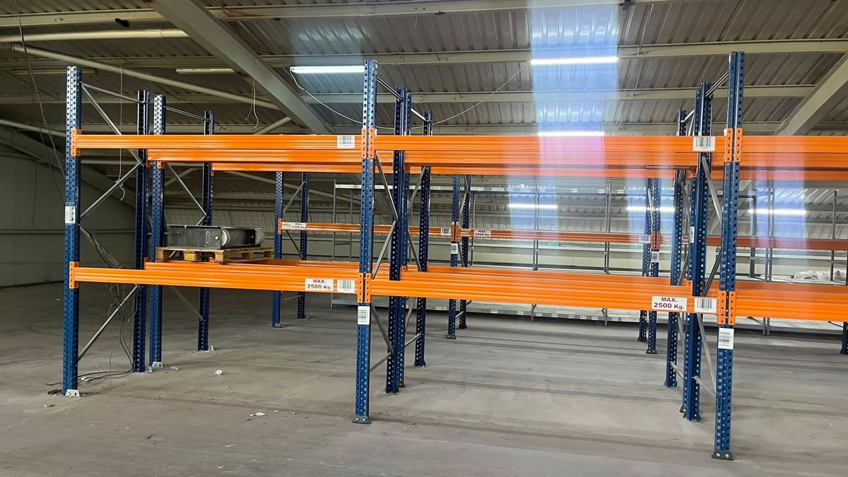 İkinci El Ağır Yük Depo Palet Rafı, boş salonda kurulu turuncu traversli hatlar