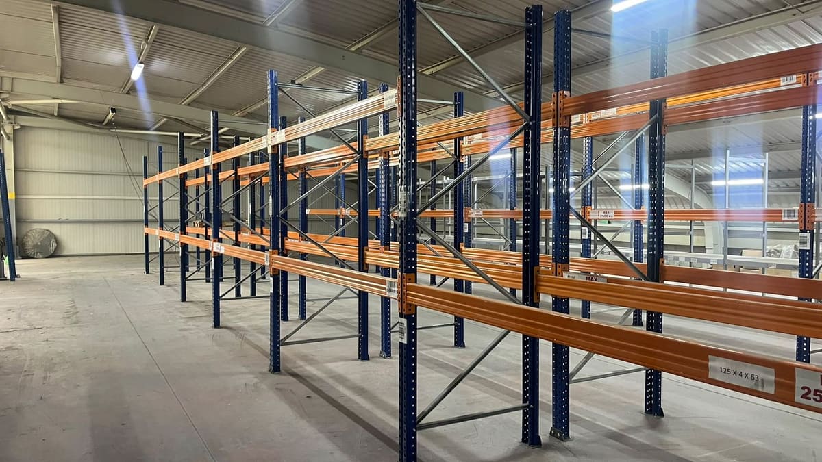İkinci El Ağır Yük Depo Palet Rafı, çapraz bağlantılı dikme çerçevelerinin yandan görünümü