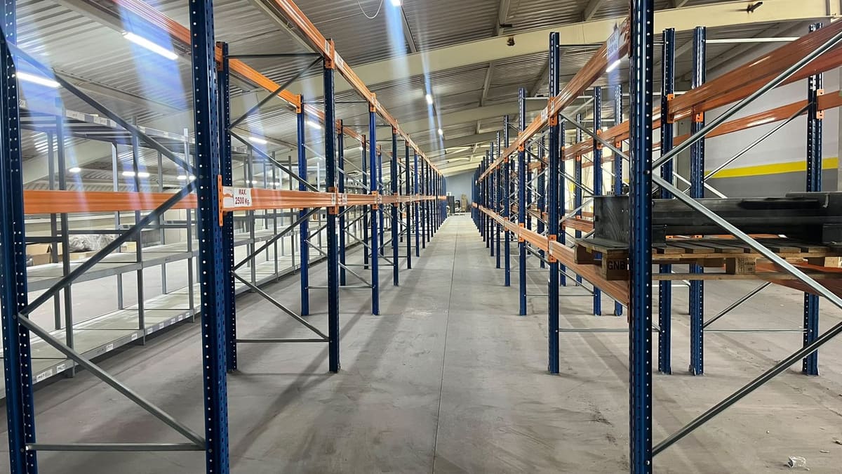 İkinci El Ağır Yük Depo Palet Rafı, orta koridor ve paletli yükün durduğu göz