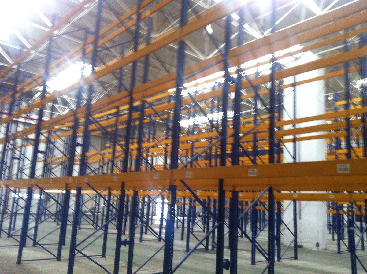 Fabrika deposunda kurulu ikinci el ağır yük rafı (palet rafı) sistemi