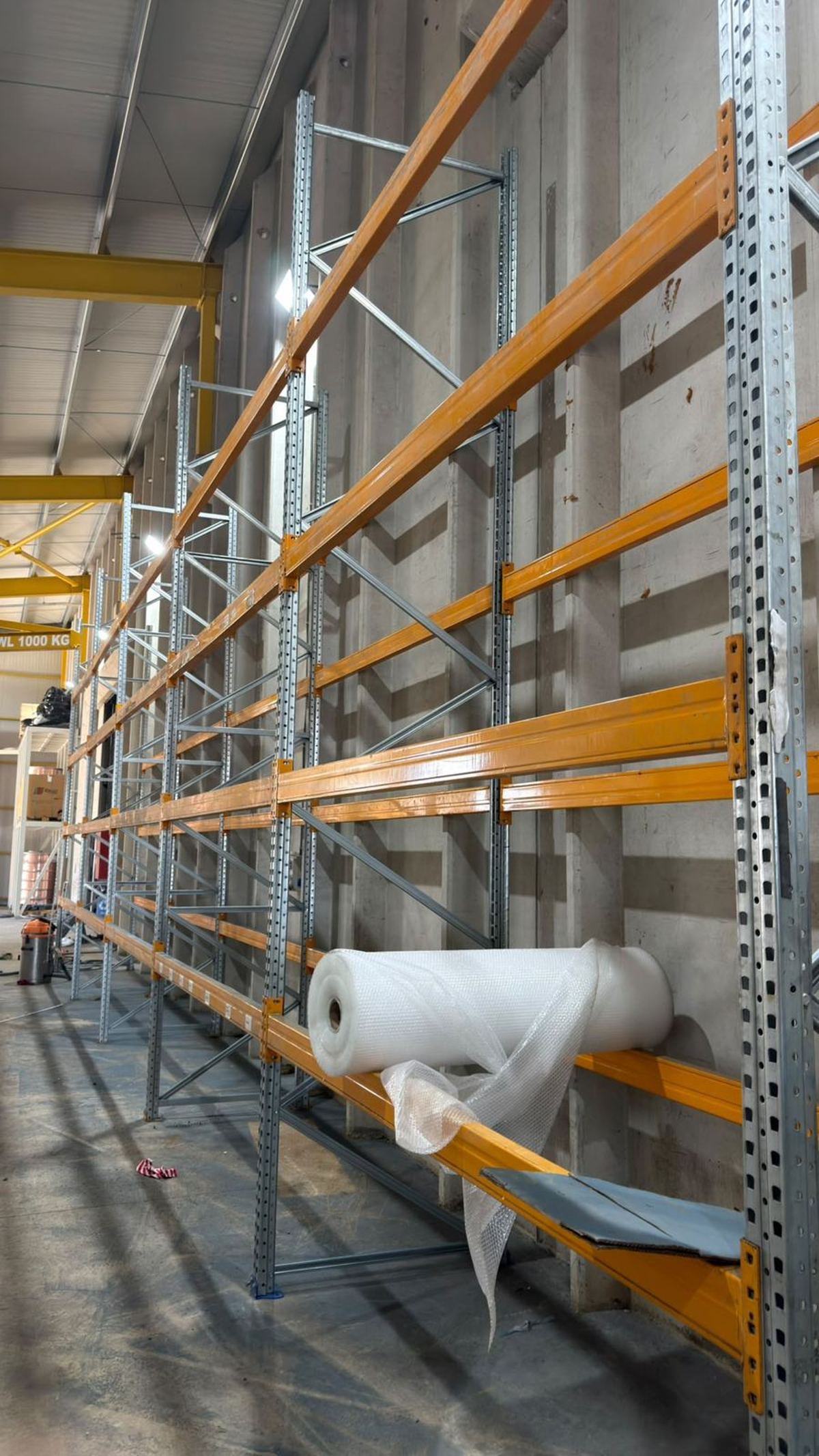 İkinci El Lojistik Ağır Depo Rafları, beton duvar boyunca galvaniz dikmeli yüksek hat