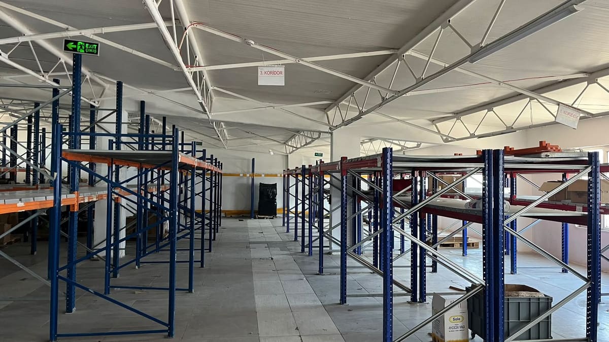 İkinci El Lojistik Ağır Yük Depo ve Palet Rafları, koridor tabelalı geniş salonda raf hatları
