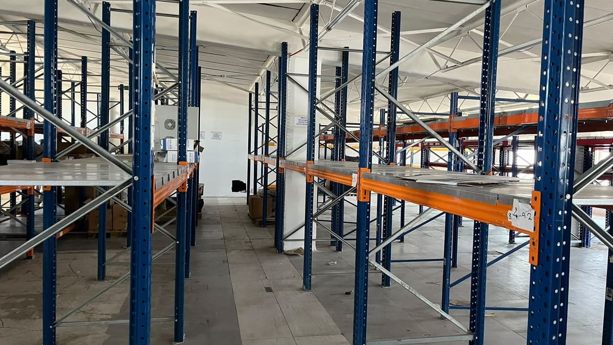 İkinci El Lojistik Ağır Yük Depo ve Palet Rafları, mavi dikmeler arasında sac tablalı gözler