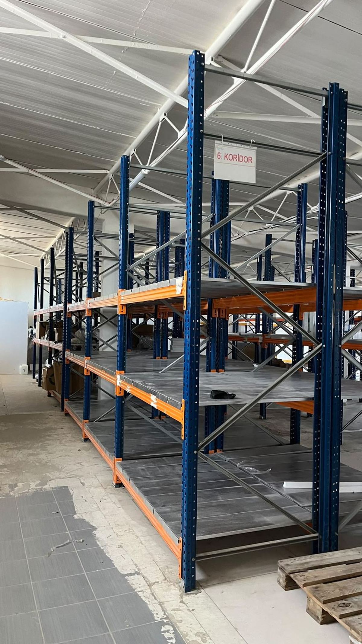 İkinci El Lojistik Ağır Yük Depo ve Palet Rafları, sac tablalı katlar ve önünde bekleyen palet