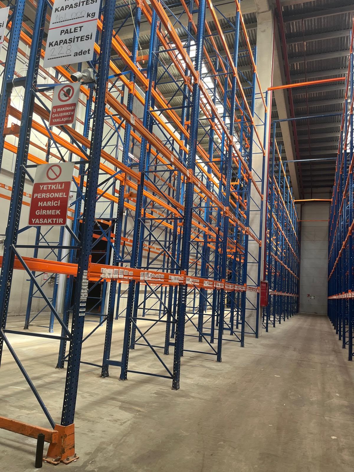İkinci El Lojistik Ağır Yük Depo ve Palet Rafları, uyarı levhalı yüksek katlı koridor