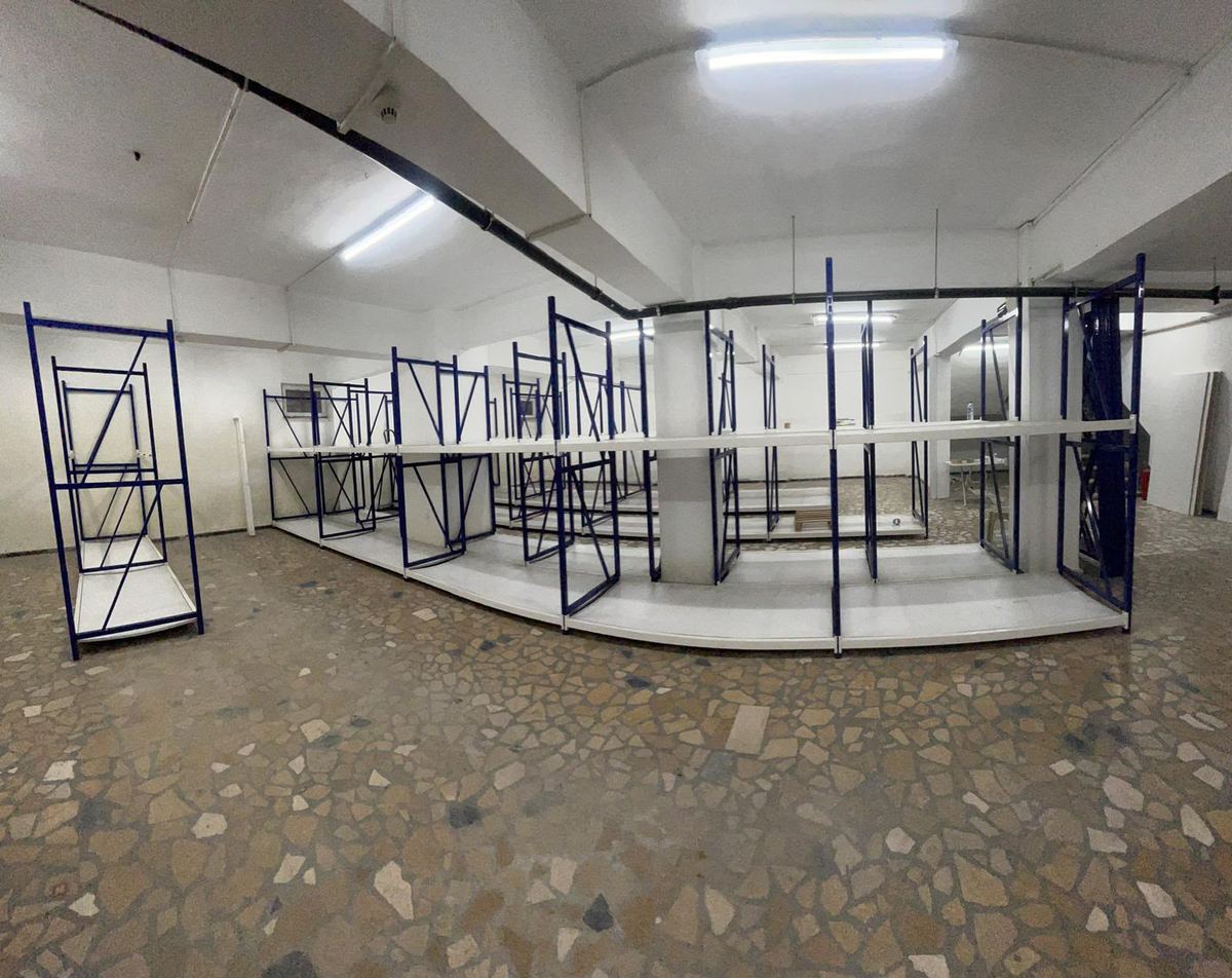 İkinci El Tekstil Depo ve Kumaş Rafı, depo boyunca dizilmiş hatların geniş açıdan görünümü